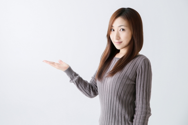 池田屋質店について案内する女性